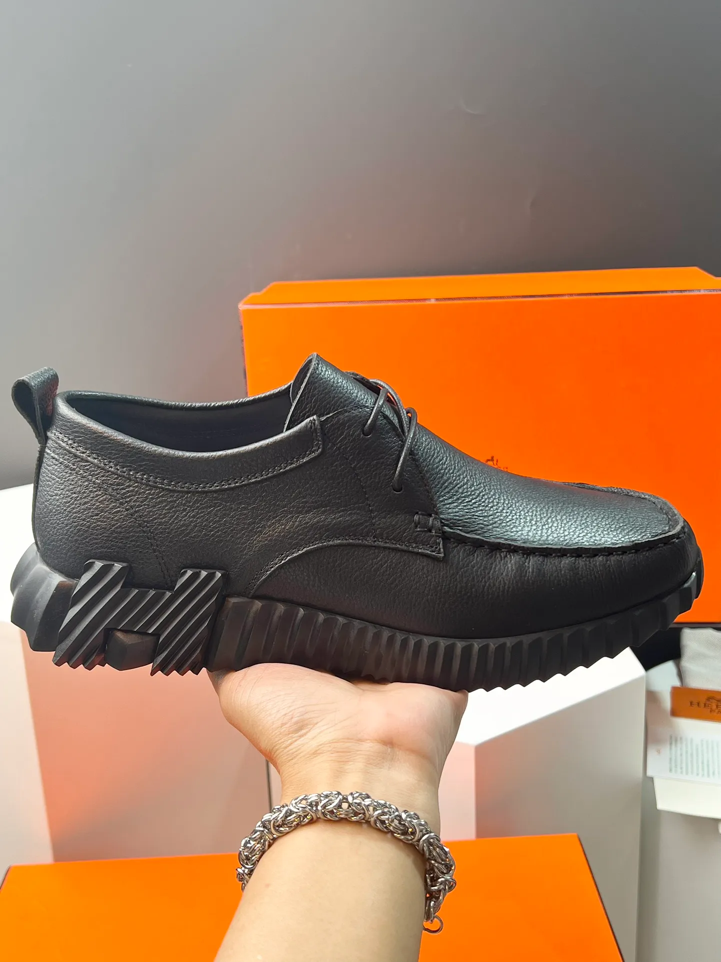 PP660【Hermes】fe new arrival~New Bouncing sneakers are the most comfortable shoes from Hermès. They are extremely light on the feet and look great. You won’t feel tired even when you go shopping and running around👍. They are light and comfortable. They are extremely light. They are perfect for both sports and leisure. They feel great when you step on them! It’s up to you to choose, there’s always what you want~ ✔️Fabric: Imported first-layer cowhide ✔️Inner lining: Imported water-dyed cowhide ✔️Outsole: Seamless combination of IP+TPU (multi-color letters) German technology irradiation machine ✔️Code number: Male 38-44 (45 customized)